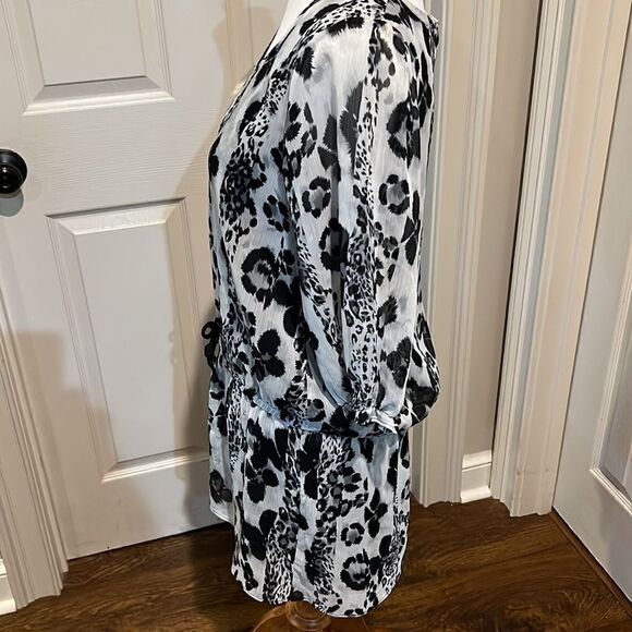 Gray and black tunic top. Brand is Glam. Large - Picture 3 of 7
